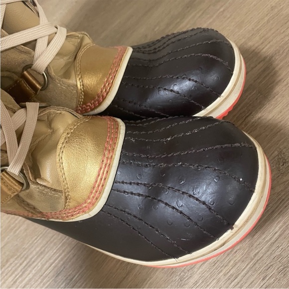 Sorel tan and gold Winter Boots with faux fur size 7 - Picture 4 of 13